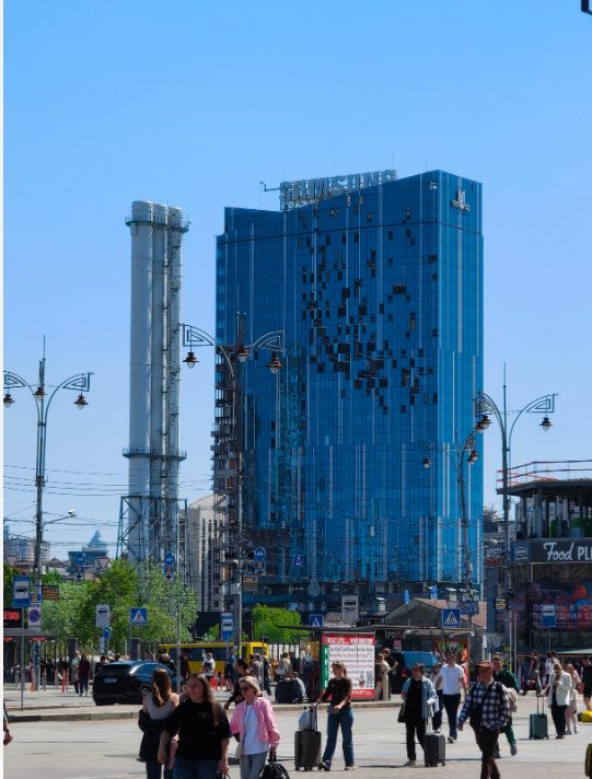 Uszkodzony przeszklony budynek w centrum Kijowa